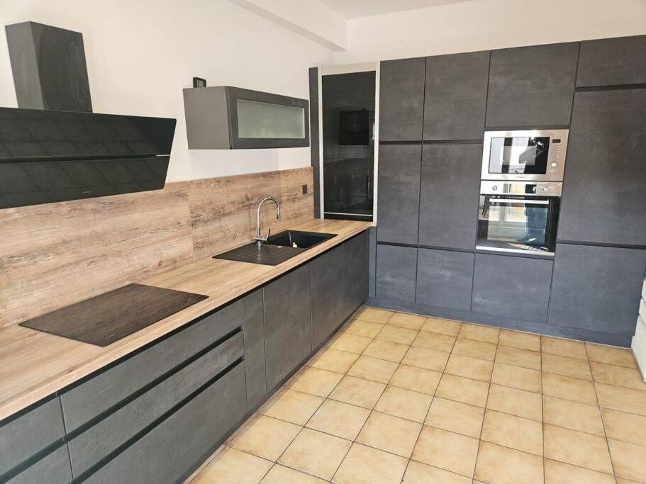 La Maison De Leonie Sur * Vias